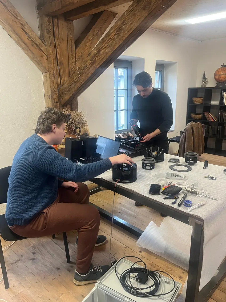 Práce na prototypu BalanceHarmony v dílně.